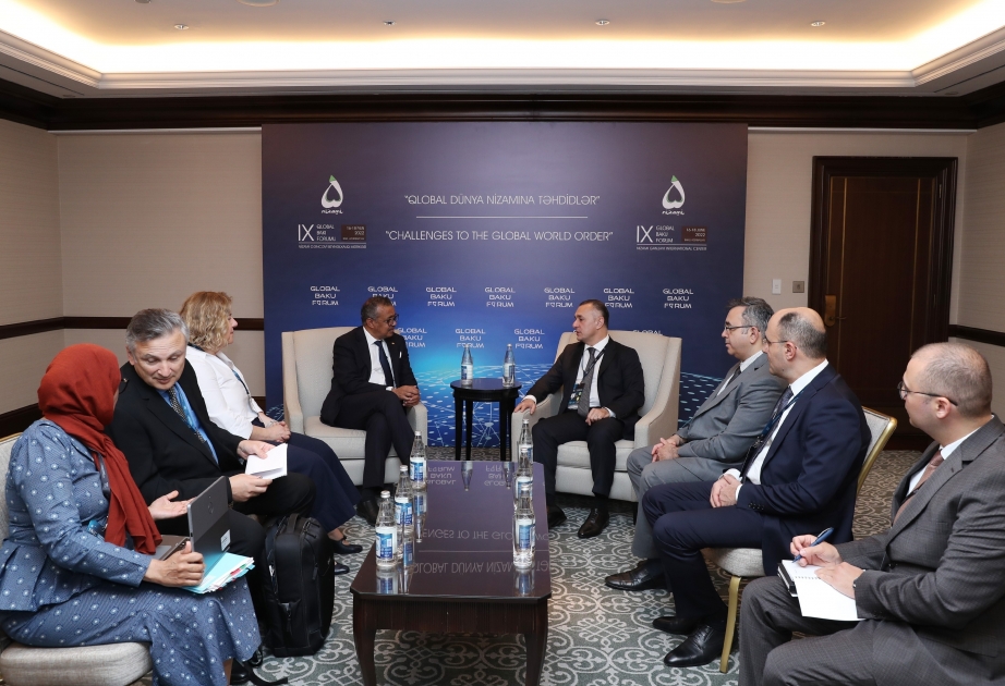 Ministro de Sanidad de Azerbaiyán se reúne con el director general de la OMS
