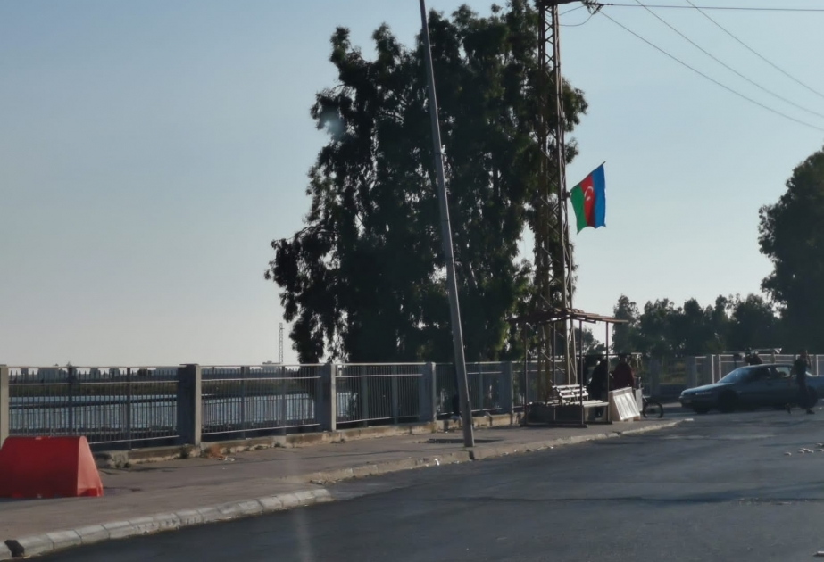 تركمان لبنان يرفعون علم أذربيجان في الطرق بمناسبة يوم النجاة الوطني