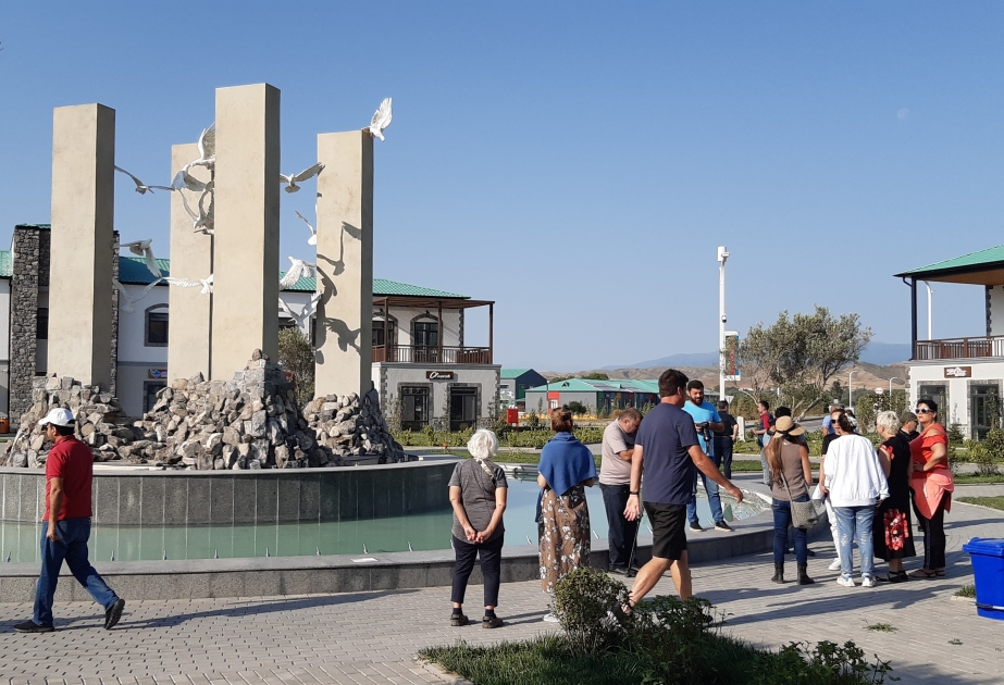 Les voyageurs célèbres arrivent à Zenguilan VIDEO