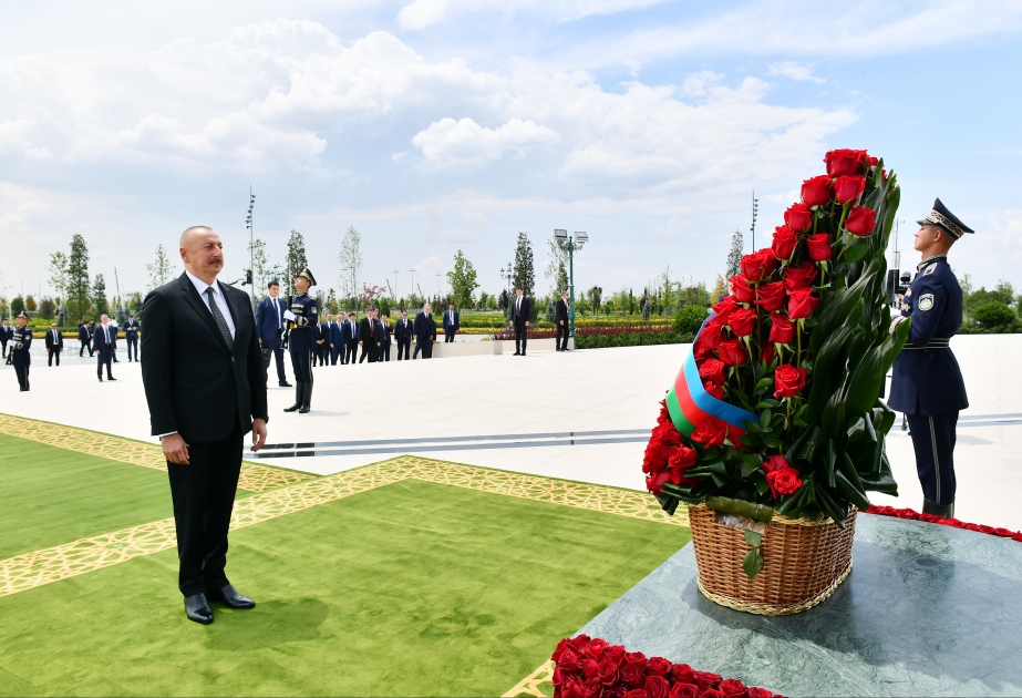 Президент Ильхам Алиев посетил Монумент независимости в Ташкенте  ОБНОВЛЕНО ВИДЕО