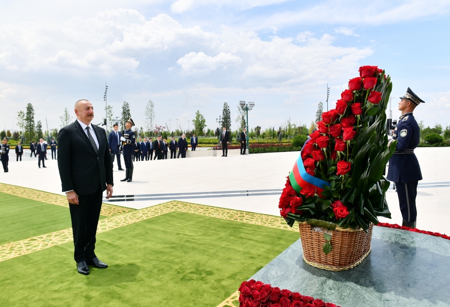 Tachkent : le président Ilham Aliyev visite le Monument de l’Indépendance VIDEO
