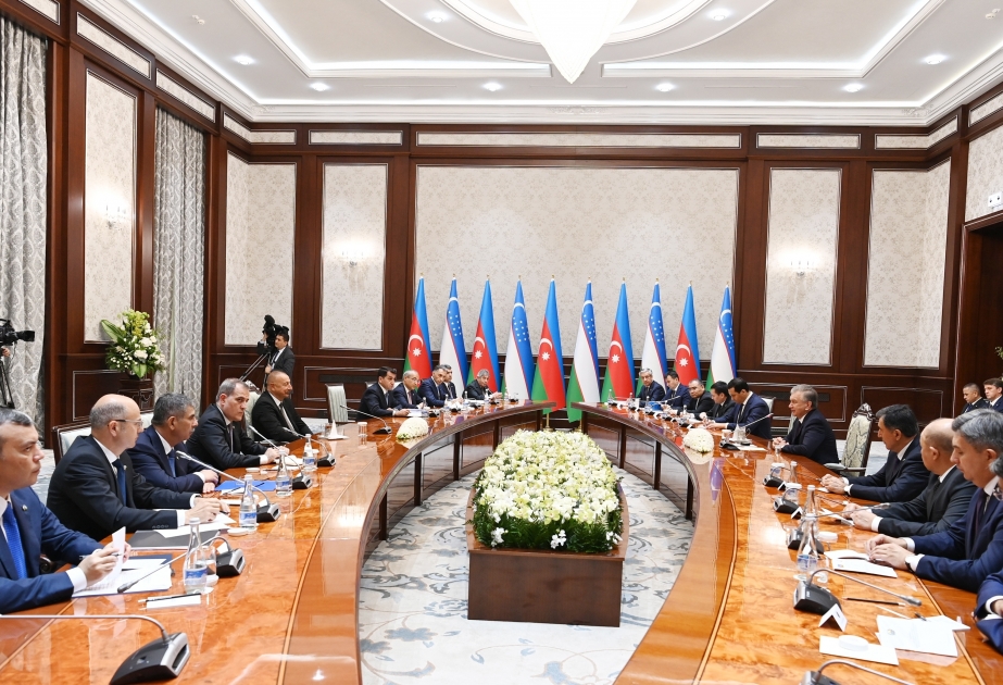 Los presidentes de Azerbaiyán y Uzbekistán se reúnen en formato ampliado