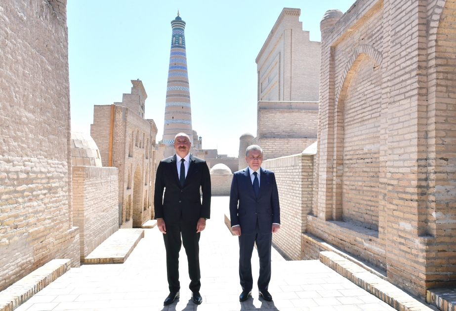 رئيسا أذربيجان وأوزبكستان يتفقدان متحف إيجان قالا الحكومي التاريخي المعماري