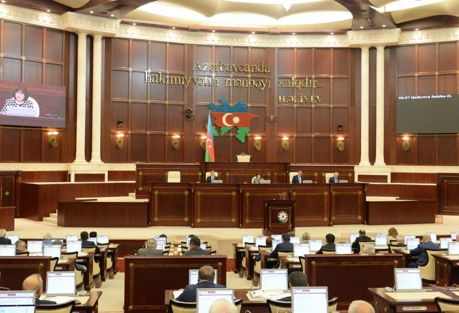 Milli Məclisin növbədənkənar sessiyasının növbəti plenar iclası keçirilir