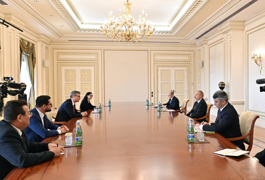 El Presidente Ilham Aliyev recibe a una delegación rumana