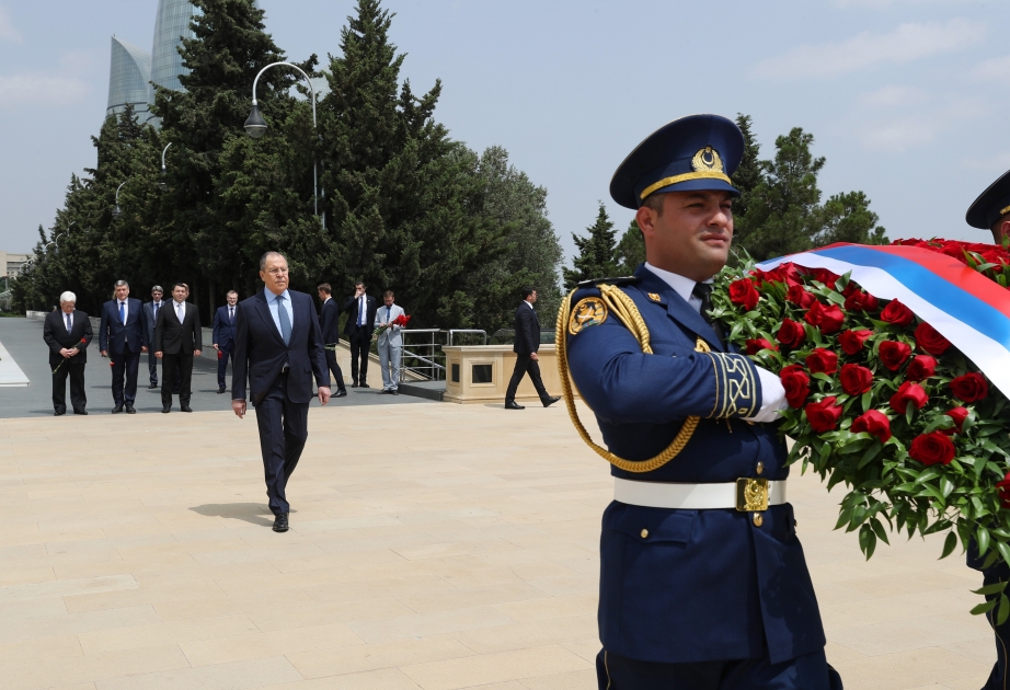 Canciller ruso visita el Callejón de Mártires en Azerbaiyán