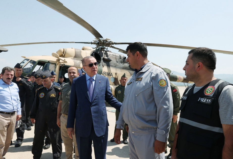 Präsident Recep Tayyip Erdogan trifft Besatzung eines Amphibienflugzeugs des aserbaidschanischen Katastrophenschutzministeriums