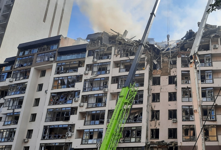 基辅遭到导弹袭击 一栋住宅楼被毁 阿新社图片报道