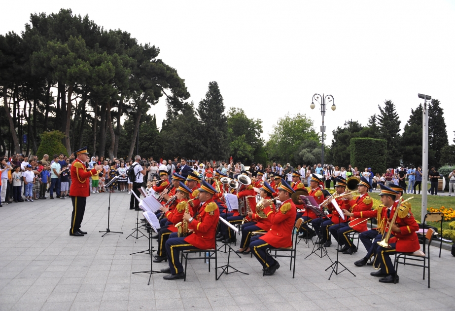 Paytaxtın müxtəlif yerlərində hərbi orkestrlərin nümunəvi çıxışları keçirilir