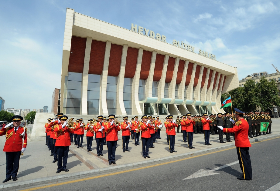 Bakının müxtəlif yerlərində hərbi orkestrin nümunəvi çıxışları böyük marağa səbəb olub
