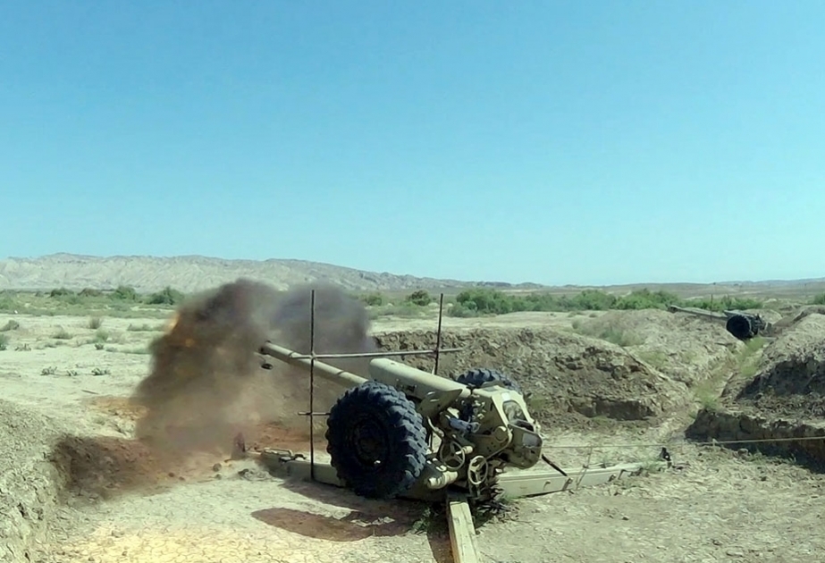 Las unidades de artillería del Ejército de Azerbaiyán realizan ejercicios con fuego real
