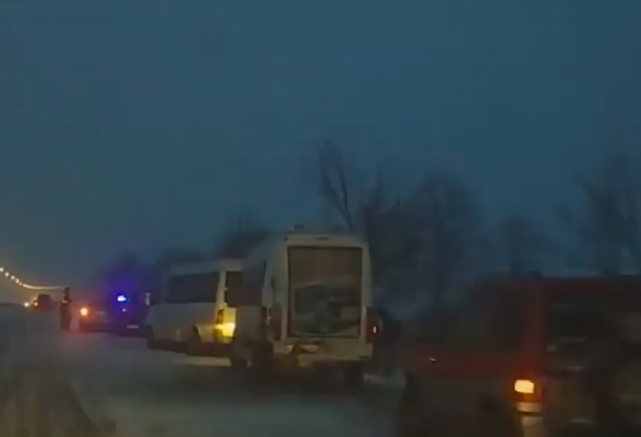 Gürcüstanda turistləri daşıyan iki mikroavtobus qəzaya uğrayıb