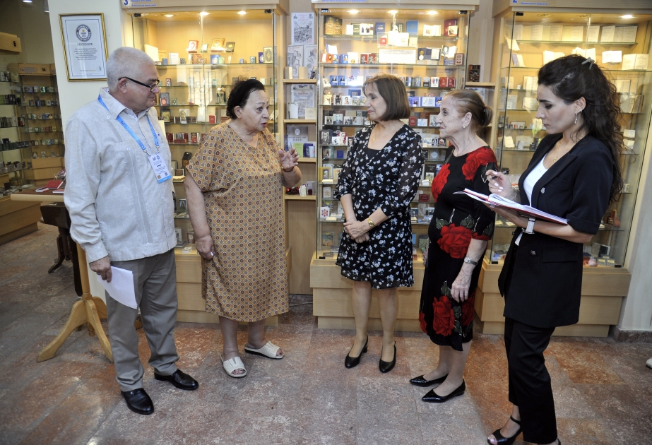 Museo de Libros en Miniatura de Azerbaiyán fue premiado con sello conmemorativo “Aniversario 60 del Instituto Cubano de Amistad con los Pueblos”