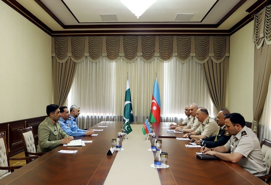 Azerbaiyán y Pakistán discuten la cooperación militar