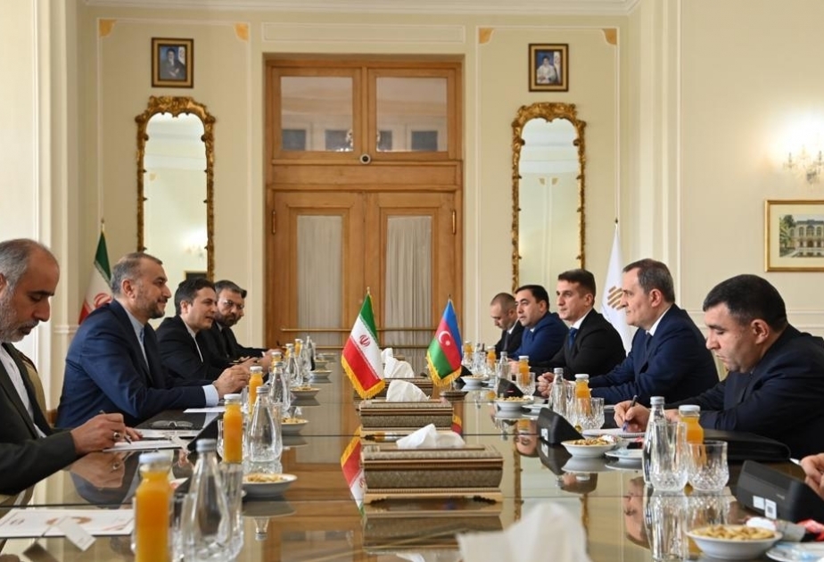 Canciller azerbaiyano se reúne con su homólogo iraní