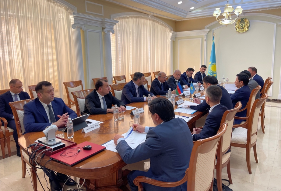 Azerbaiyán y Kazajstán discuten el tránsito de hidrocarburos