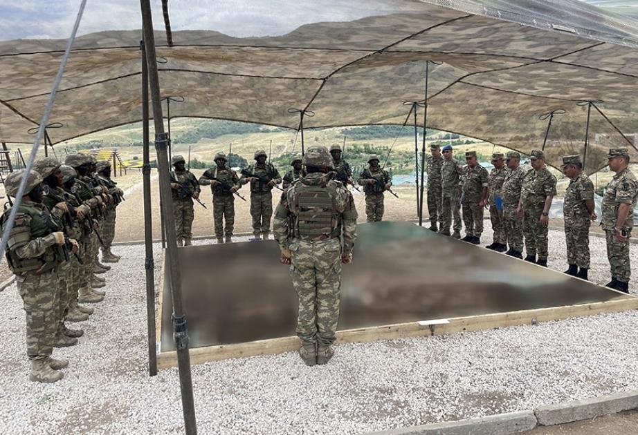 El Ministro de Defensa observó los ejercicios de los comandos de Khojavand