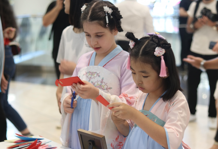 巴库国立大学孔子学院成功举办“中国文化走进Deniz Mall”文化体验和推广活动