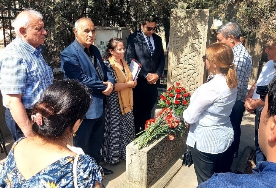 Память народного поэта Мирварид Дильбази почтена у ее могилы