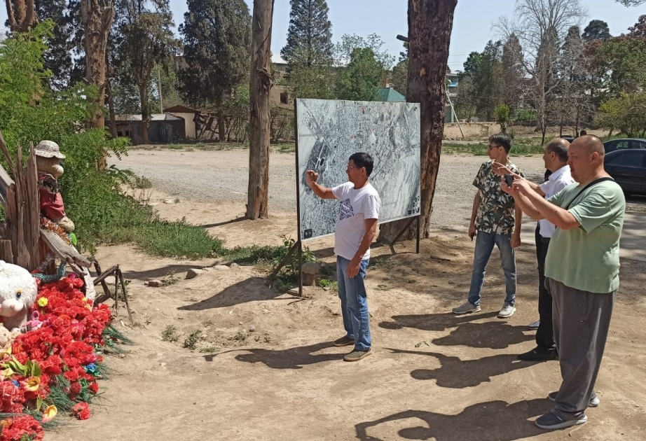 Un grupo de blogueros kazajos honra a las víctimas del terrorismo armenio en Ganja