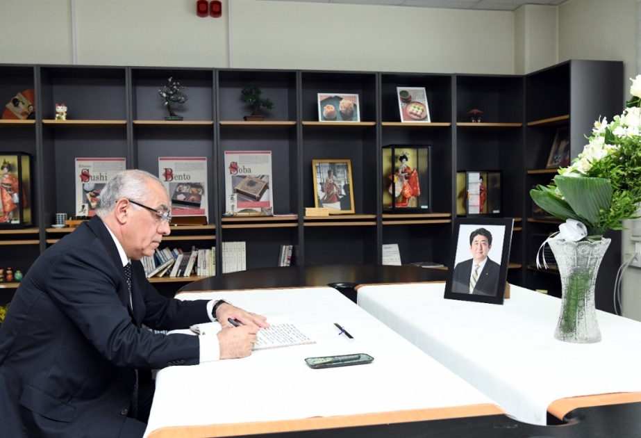 Baş nazir Əli Əsədov Yaponiyanın ölkəmizdəki səfirliyinə gedərək sabiq Baş nazir Şinzo Abenin ölümü ilə əlaqədar başsağlığı verib