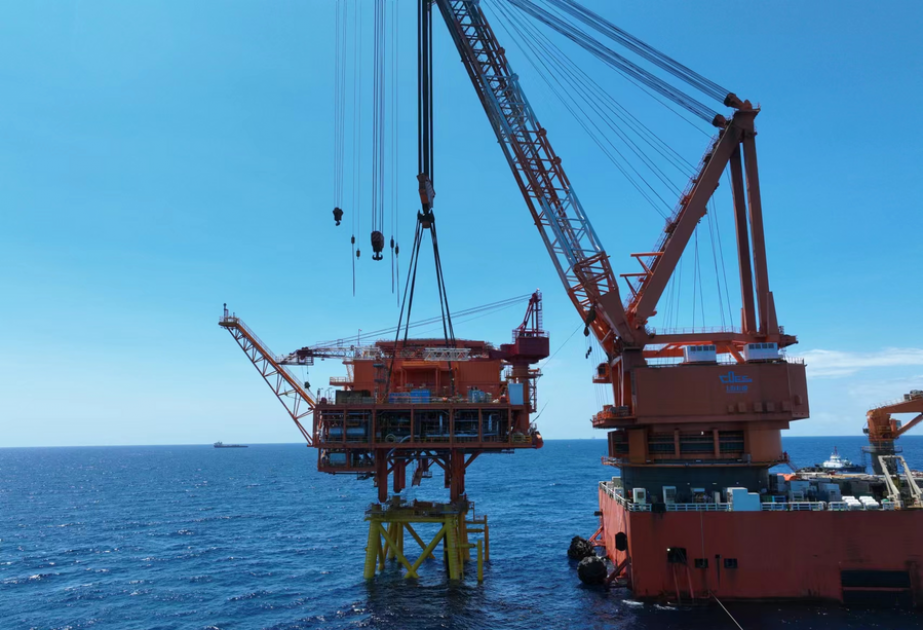 Une plate-forme pétrolière et gazière offshore standardisée et sans équipage installée en Chine
