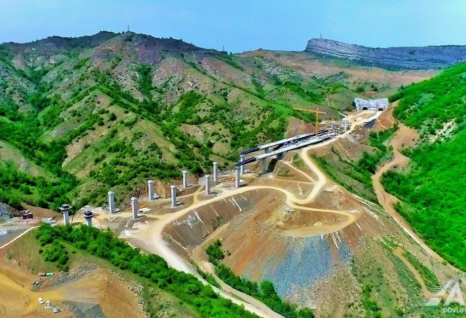 Azerbaiyán estudia un nuevo método para la construcción de viaductos en la carretera a la ciudad de Shusha