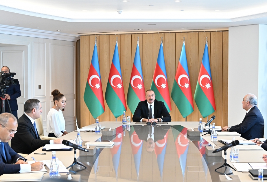 El presidente Ilham Aliyev presidió la reunión sobre los resultados de los seis meses de este año