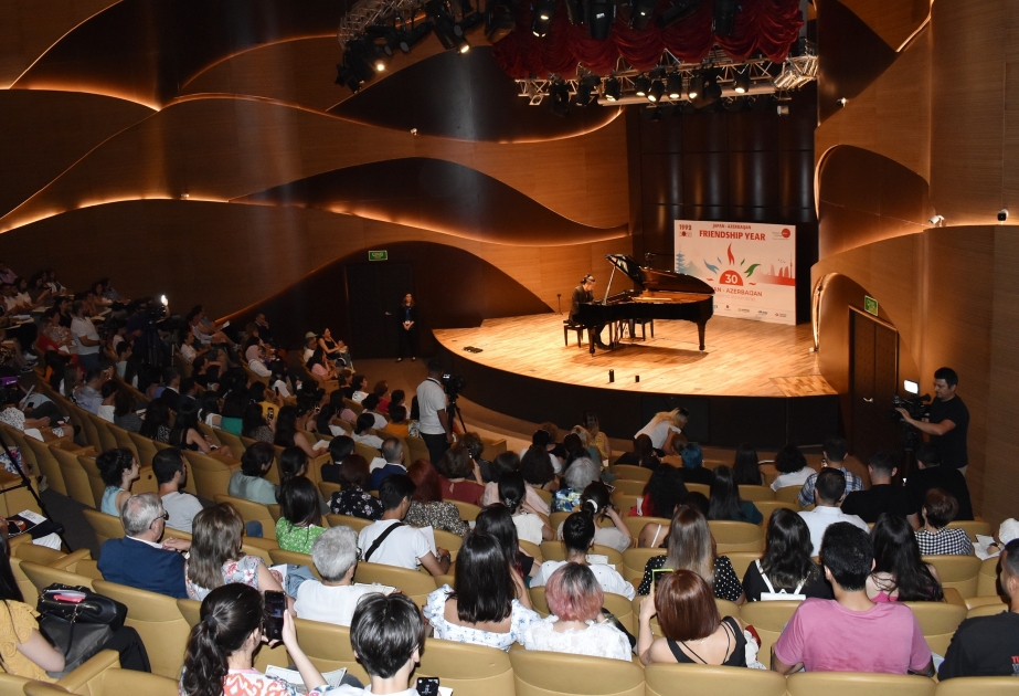 Un virtuoso pianista japonés da un concierto en Bakú