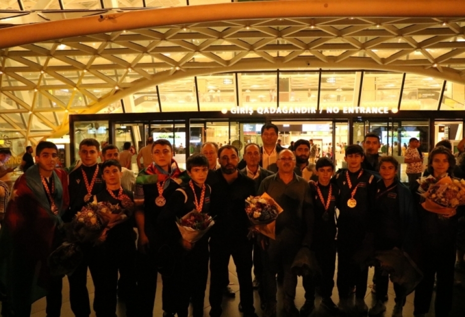 U-15 Avropa çempionatında komanda hesabında 2-ci yeri tutan sərbəst güləş üzrə millimiz vətənə qayıdıb