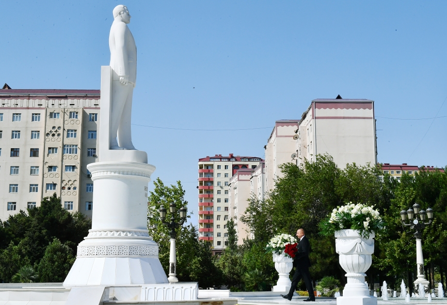 President Ilham Aliyev visited statue of national leader Heydar Aliyev in Sumgayit VIDEO