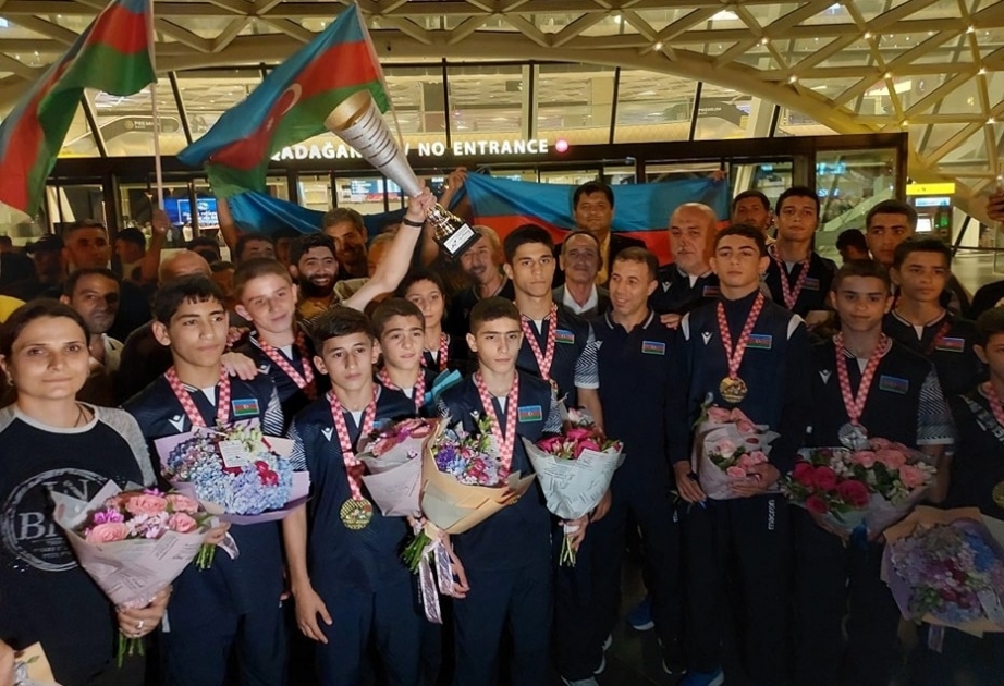 U-15 Avropa çempionatında tarixi uğura imza atan yunan-Roma güləşi üzrə millimiz Vətənə qayıdıb