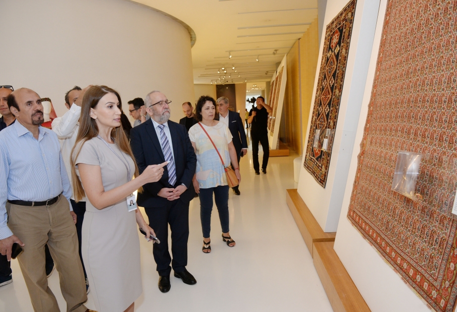 Los participantes en el Foro Internacional de Medios de Comunicación visitan el Centro Heydar Aliyev