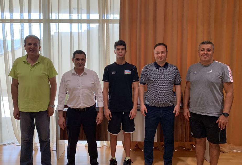 Azərbaycan Üzgüçülük Federasiyasının rəhbərliyi Avropa çempionatında bürünc medal qazanan idmançımız ilə görüşüb