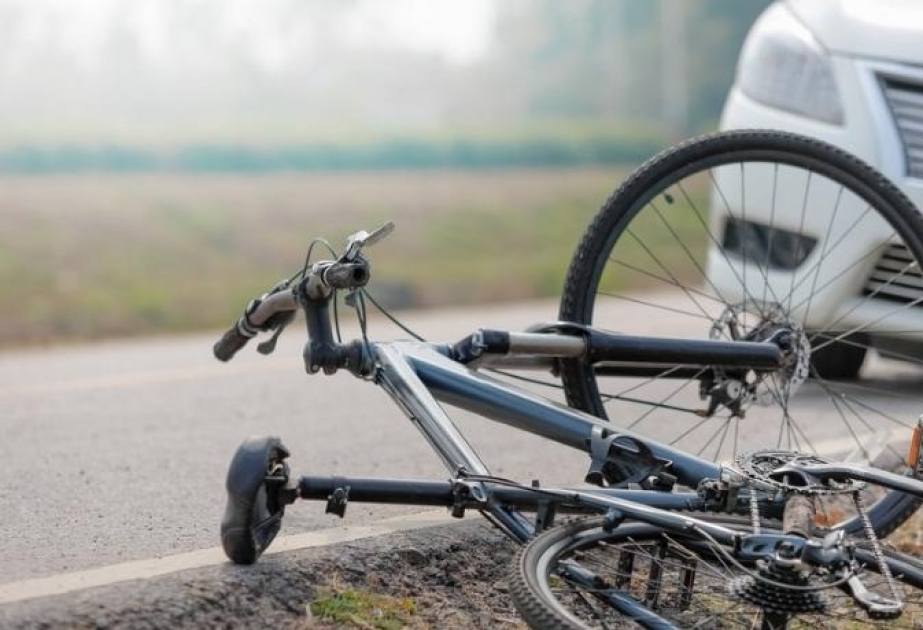 Şabranda avtomobil vuran velosipedçi ölüb
