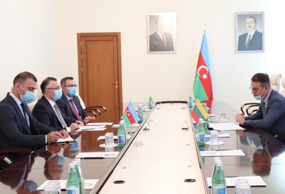 Ministro de Sanidad se reúne con el embajador de Lituania en Azerbaiyán