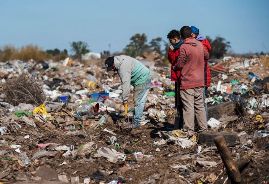 In Argentinien sich ein junger Mann auf Müllhalde 25.000 Dollar zusammengeklaubt