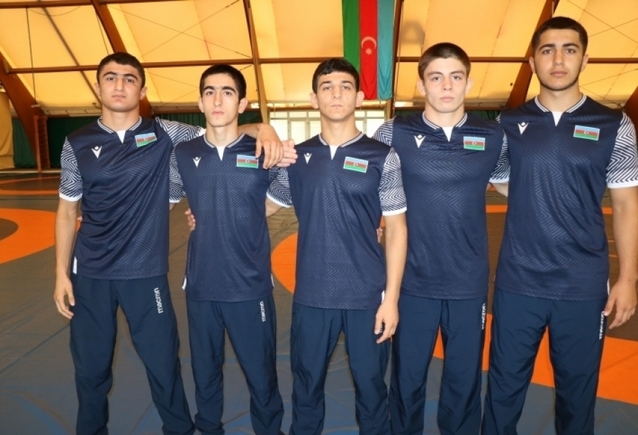 Aserbaidschanische U17-Nationalmannschaft bejubelt zweiten Platz bei WM im griechisch-römischen Ringen