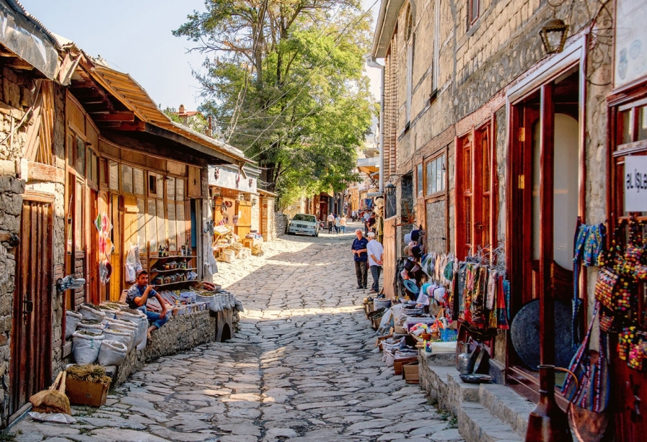 Azerbaiyán: Arte moderno, obras maestras tradicionales