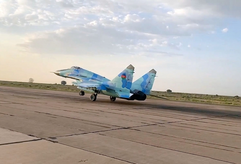 阿塞拜疆空军飞机进行新训练期演习