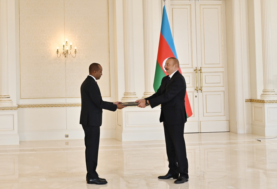 Presidente Ilham Aliyev recibe las cartas credenciales del recién nombrado embajador de Rwanda en Azerbaiyán