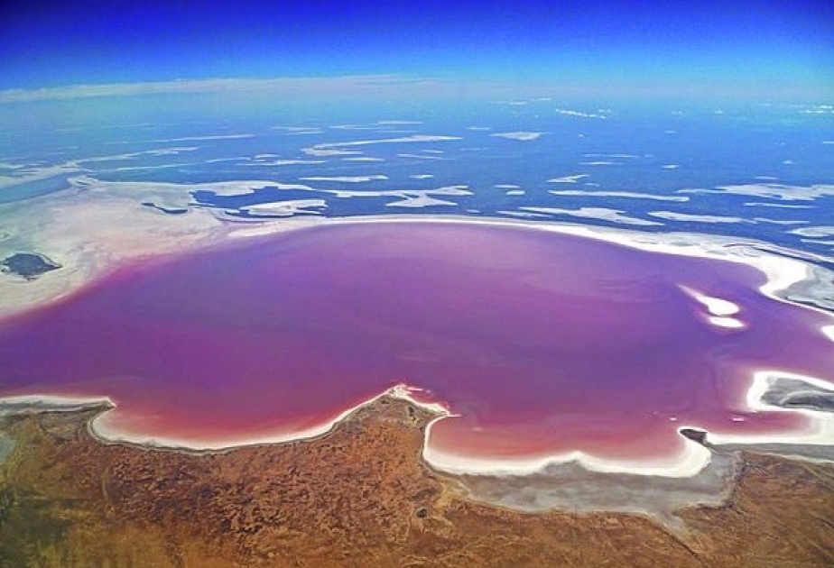 Kati Thanda-Lake Eyre, Australia`s biggest pink salt lake