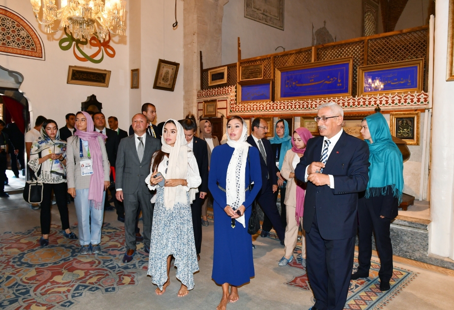 Erste Vizepräsidentin Aserbaidschans Mehriban Aliyeva und ihre Tochter Leyla Aliyeva besuchen Mevlana-Museum in Konya VIDEO