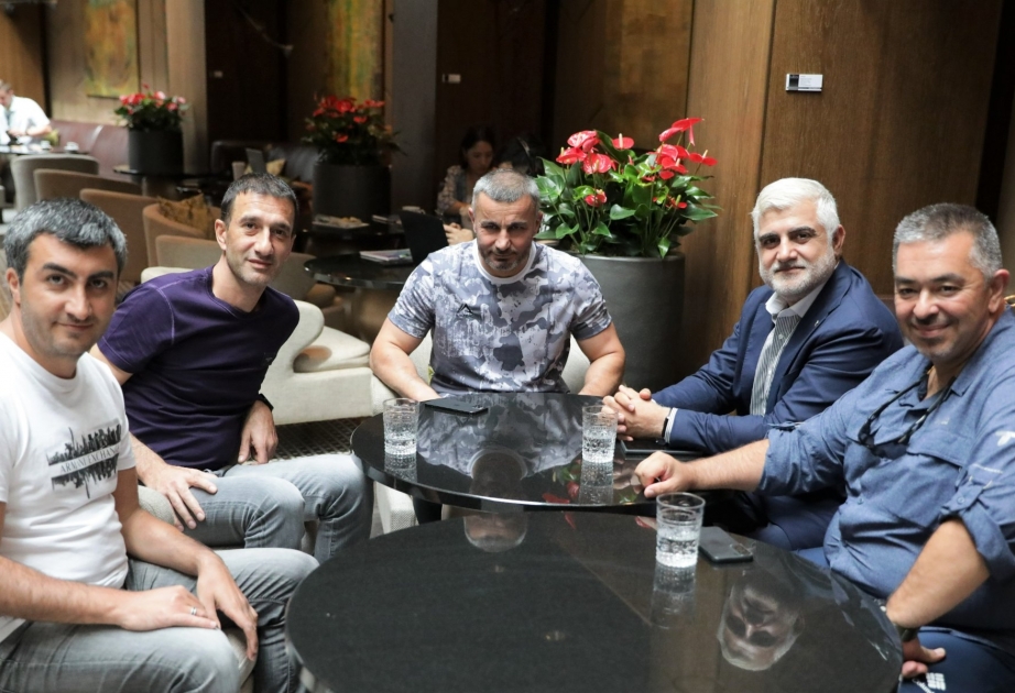 “Qarabağ” futbol klubunun prezidenti Tahir Gözel oyun öncəsi futbolçularla görüşüb