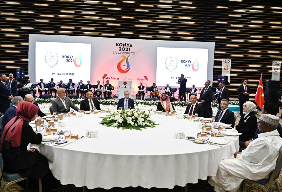 Se celebra una cena en honor de los jefes de Estado, de Gobierno y de las delegaciones participantes en la ceremonia de apertura de los V Juegos de Solidaridad Islámica