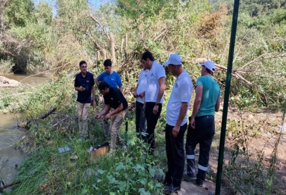Milli Hidrometeorologiya Xidmətinin əməkdaşları avtomat hidroloji stansiyanın iş prinsipini öyrənirlər