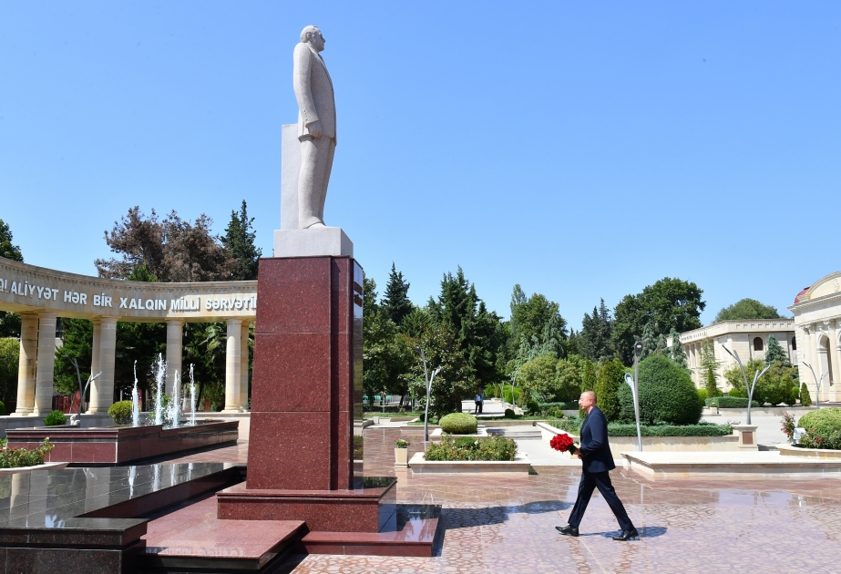 Ilham Aliyev visita el monumento al gran líder nacional Heydar Aliyev en Aghsu