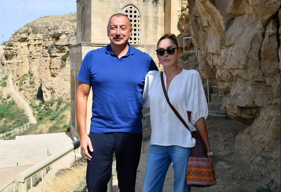 Präsident Ilham Aliyev und First Lady Mehriban Aliyeva inspizieren Restaurierungsarbeiten am Mausoleum “Diri Baba” in Gobustan Region VIDEO