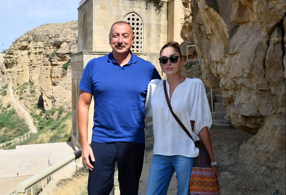 Le président Ilham Aliyev et son épouse Mehriban Aliyeva visitent la tombe de Diri Baba VIDEO