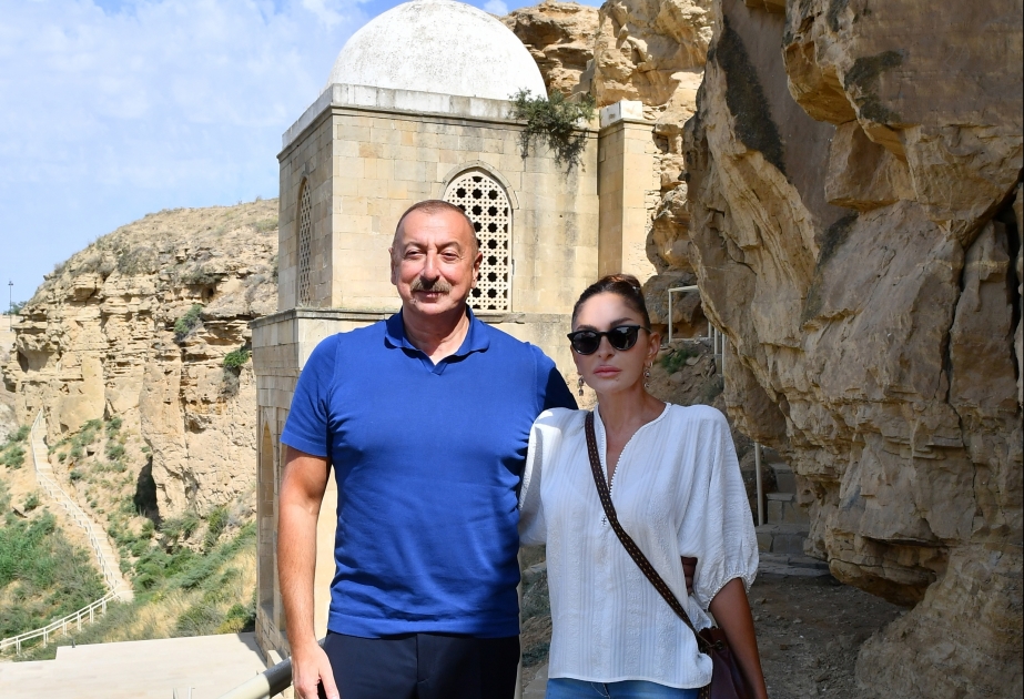 Presidente Ilham Aliyev y la Primera Dama Mehriban Aliyeva se familiarizan con las obras de reconstrucción realizadas en el mausoleo de "Diri Baba"